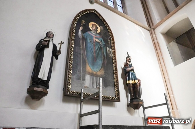 Zdjęcie w galerii na portalu naszraciborz.pl: Dziś zamontowano wyposażenie wnętrza kaplicy zamkowej  wiadomości z regionu