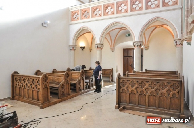 Zdjęcie w galerii na portalu naszraciborz.pl: Dziś zamontowano wyposażenie wnętrza kaplicy zamkowej  wiadomości z regionu