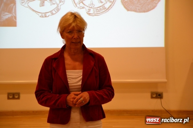 Zdjęcie w galerii na portalu naszraciborz.pl: Dziś zamontowano wyposażenie wnętrza kaplicy zamkowej  wiadomości z regionu