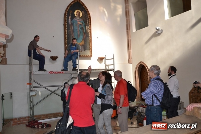 Zdjęcie w galerii na portalu naszraciborz.pl: Dziś zamontowano wyposażenie wnętrza kaplicy zamkowej  wiadomości z regionu