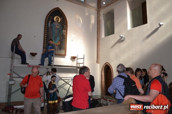 Zdjęcie w galerii na portalu naszraciborz.pl: Dziś zamontowano wyposażenie wnętrza kaplicy zamkowej  wiadomości z regionu