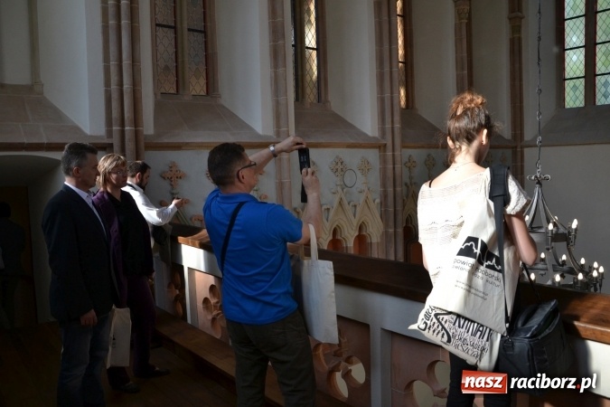 Zdjęcie w galerii na portalu naszraciborz.pl: Dziś zamontowano wyposażenie wnętrza kaplicy zamkowej  wiadomości z regionu