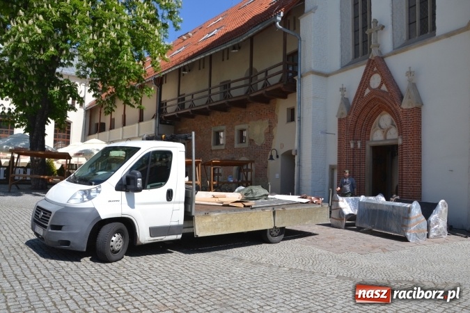 Zdjęcie w galerii na portalu naszraciborz.pl: Dziś zamontowano wyposażenie wnętrza kaplicy zamkowej  wiadomości z regionu