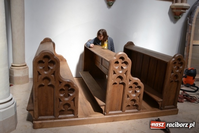Zdjęcie w galerii na portalu naszraciborz.pl: Dziś zamontowano wyposażenie wnętrza kaplicy zamkowej  wiadomości z regionu