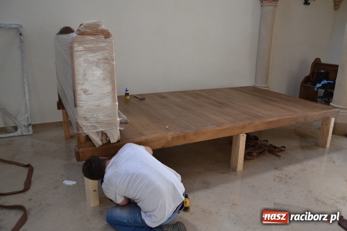 Zdjęcie w galerii na portalu naszraciborz.pl: Dziś zamontowano wyposażenie wnętrza kaplicy zamkowej  wiadomości z regionu