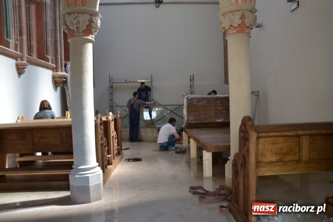 Zdjęcie w galerii na portalu naszraciborz.pl: Dziś zamontowano wyposażenie wnętrza kaplicy zamkowej  wiadomości z regionu