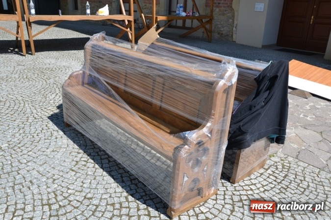 Zdjęcie w galerii na portalu naszraciborz.pl: Dziś zamontowano wyposażenie wnętrza kaplicy zamkowej  wiadomości z regionu