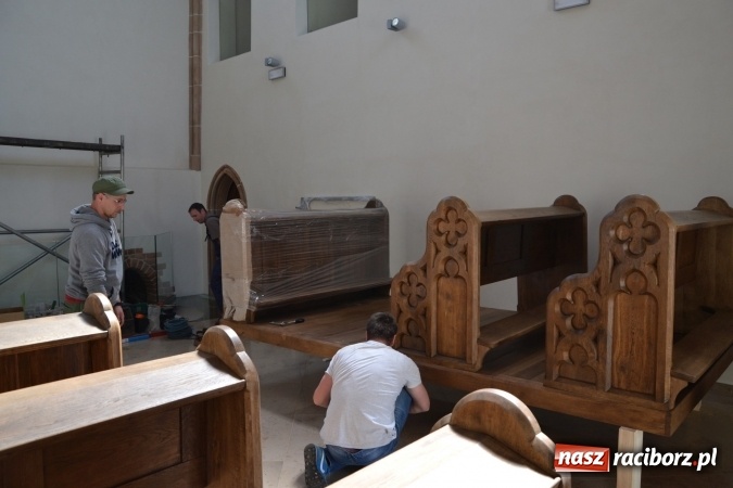 Zdjęcie w galerii na portalu naszraciborz.pl: Dziś zamontowano wyposażenie wnętrza kaplicy zamkowej  wiadomości z regionu