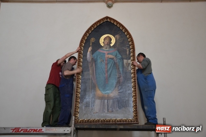 Zdjęcie w galerii na portalu naszraciborz.pl: Dziś zamontowano wyposażenie wnętrza kaplicy zamkowej  wiadomości z regionu