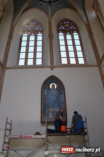 Zdjęcie w galerii na portalu naszraciborz.pl: Dziś zamontowano wyposażenie wnętrza kaplicy zamkowej  wiadomości z regionu