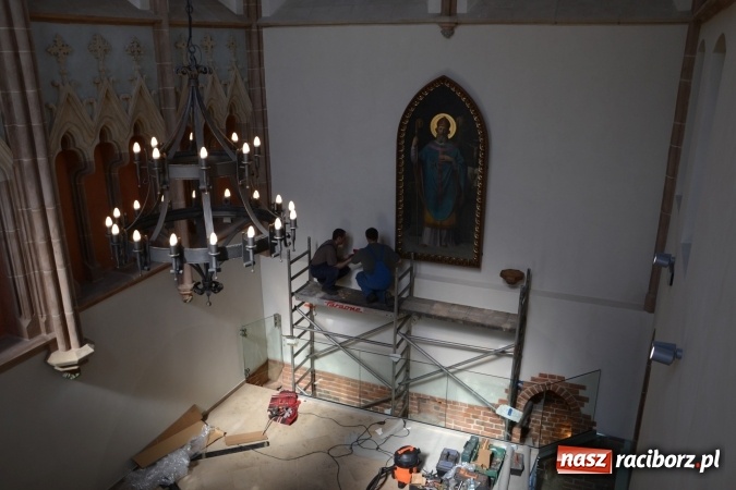 Zdjęcie w galerii na portalu naszraciborz.pl: Dziś zamontowano wyposażenie wnętrza kaplicy zamkowej  wiadomości z regionu