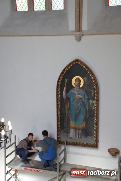 Zdjęcie w galerii na portalu naszraciborz.pl: Dziś zamontowano wyposażenie wnętrza kaplicy zamkowej  wiadomości z regionu
