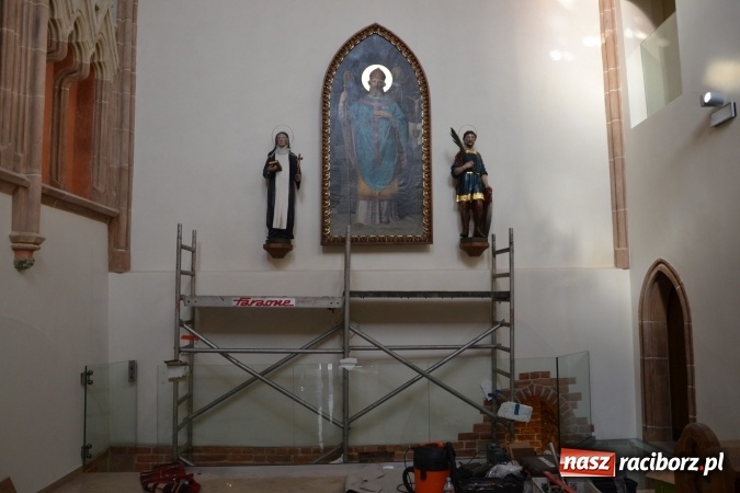 Zdjęcie w galerii na portalu naszraciborz.pl: Dziś zamontowano wyposażenie wnętrza kaplicy zamkowej  wiadomości z regionu