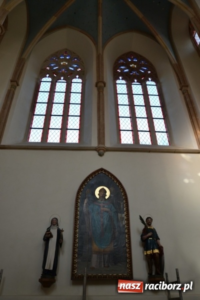 Zdjęcie w galerii na portalu naszraciborz.pl: Dziś zamontowano wyposażenie wnętrza kaplicy zamkowej  wiadomości z regionu