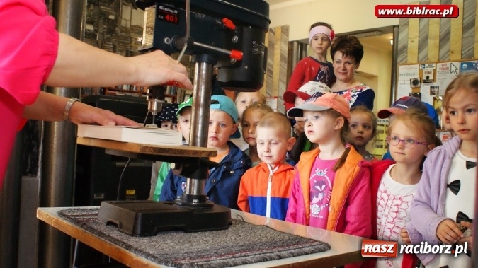 Zdjęcie w galerii na portalu naszraciborz.pl: Przedszkolaki zobaczyły bibliotekę od kuchni  wiadomości z regionu