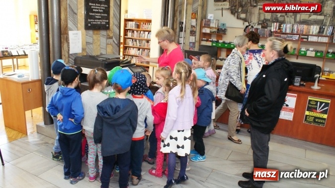 Zdjęcie w galerii na portalu naszraciborz.pl: Przedszkolaki zobaczyły bibliotekę od kuchni  wiadomości z regionu