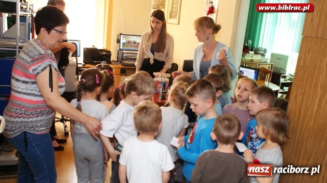 Zdjęcie w galerii na portalu naszraciborz.pl: Przedszkolaki zobaczyły bibliotekę od kuchni  wiadomości z regionu