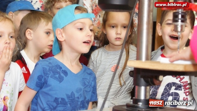 Zdjęcie w galerii na portalu naszraciborz.pl: Przedszkolaki zobaczyły bibliotekę od kuchni  wiadomości z regionu