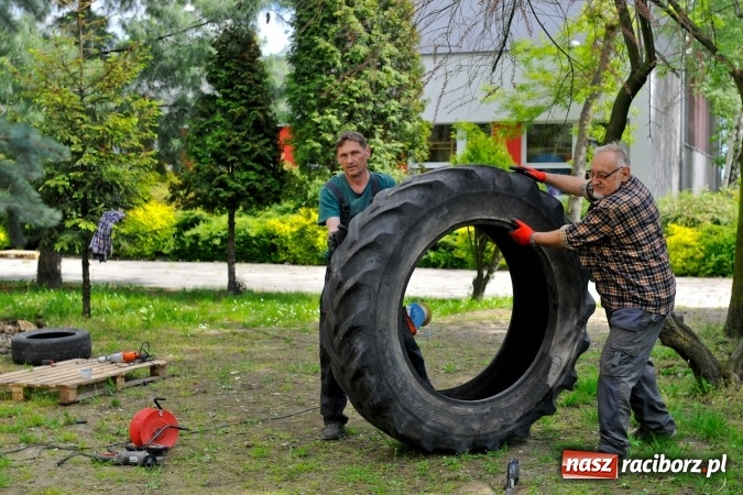 Zdjęcie w galerii na portalu naszraciborz.pl: Rodzicielska ekoakcja dla szkoły na Ostrogu wiadomości z regionu