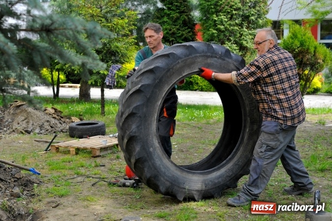 Zdjęcie w galerii na portalu naszraciborz.pl: Rodzicielska ekoakcja dla szkoły na Ostrogu wiadomości z regionu
