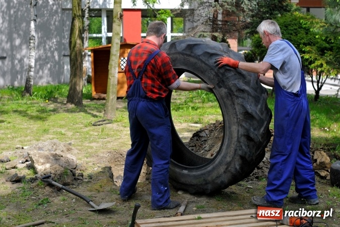Zdjęcie w galerii na portalu naszraciborz.pl: Rodzicielska ekoakcja dla szkoły na Ostrogu wiadomości z regionu
