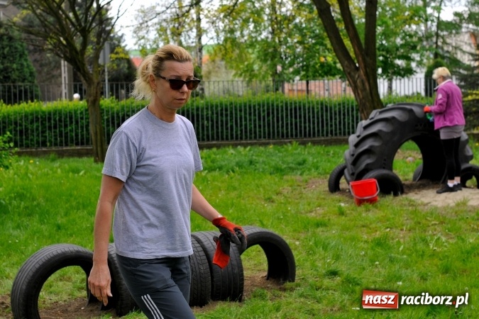 Zdjęcie w galerii na portalu naszraciborz.pl: Rodzicielska ekoakcja dla szkoły na Ostrogu wiadomości z regionu