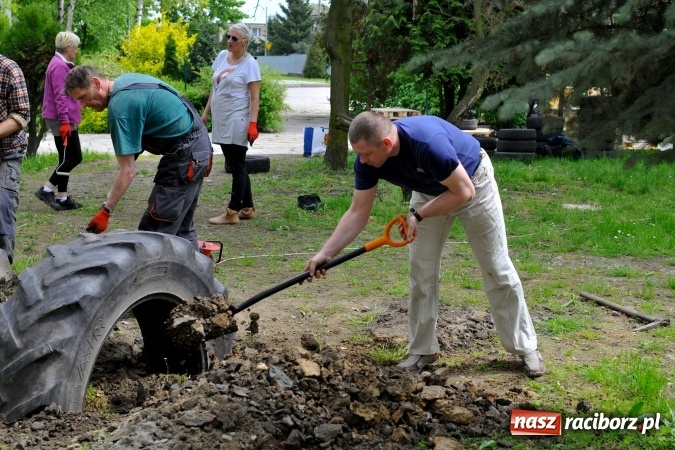 Zdjęcie w galerii na portalu naszraciborz.pl: Rodzicielska ekoakcja dla szkoły na Ostrogu wiadomości z regionu