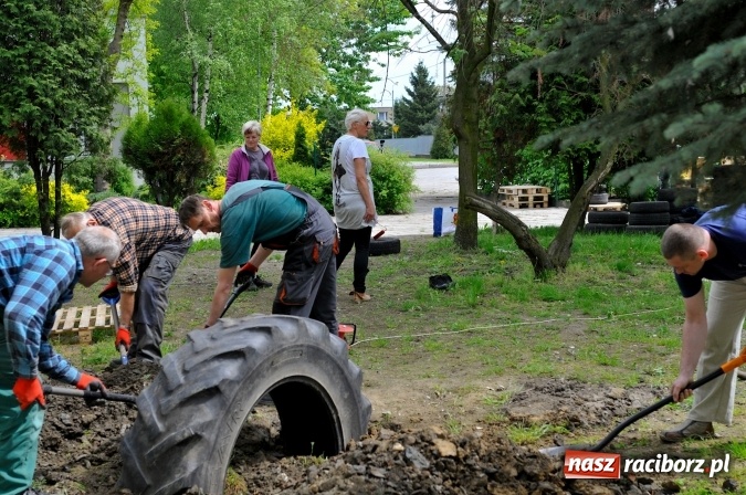 Zdjęcie w galerii na portalu naszraciborz.pl: Rodzicielska ekoakcja dla szkoły na Ostrogu wiadomości z regionu