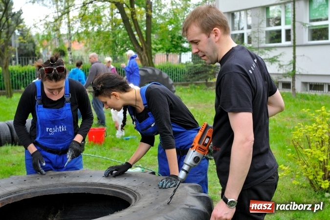 Zdjęcie w galerii na portalu naszraciborz.pl: Rodzicielska ekoakcja dla szkoły na Ostrogu wiadomości z regionu