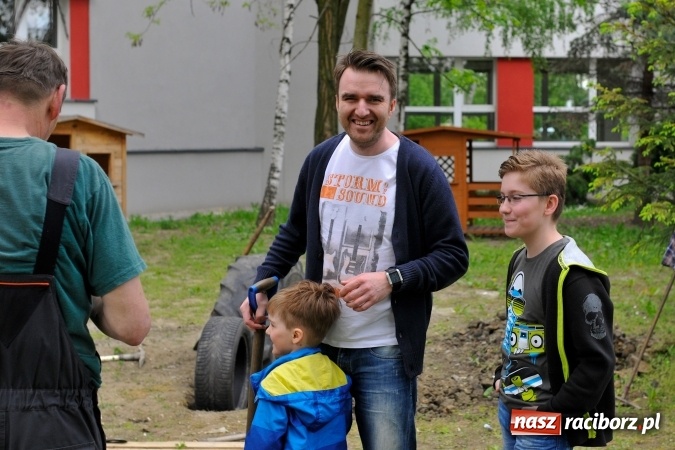 Zdjęcie w galerii na portalu naszraciborz.pl: Rodzicielska ekoakcja dla szkoły na Ostrogu wiadomości z regionu