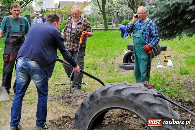 Zdjęcie w galerii na portalu naszraciborz.pl: Rodzicielska ekoakcja dla szkoły na Ostrogu wiadomości z regionu