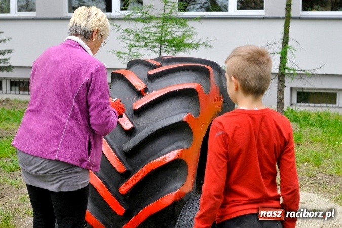 Zdjęcie w galerii na portalu naszraciborz.pl: Rodzicielska ekoakcja dla szkoły na Ostrogu wiadomości z regionu