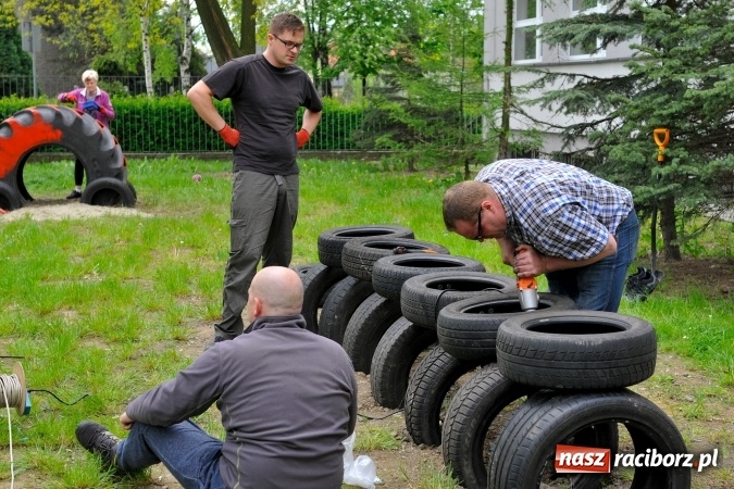 Zdjęcie w galerii na portalu naszraciborz.pl: Rodzicielska ekoakcja dla szkoły na Ostrogu wiadomości z regionu
