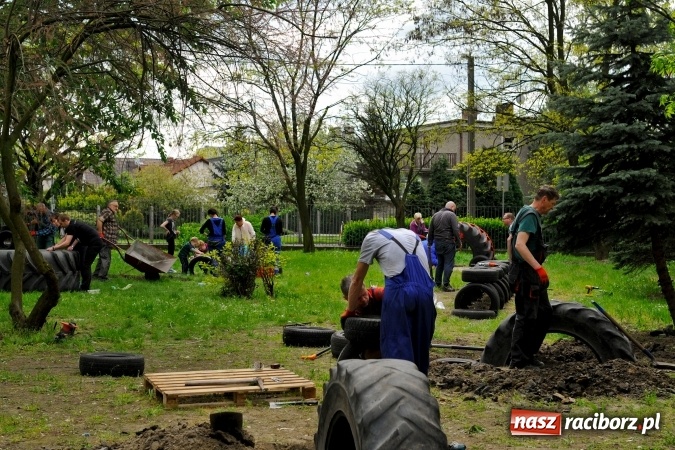 Zdjęcie w galerii na portalu naszraciborz.pl: Rodzicielska ekoakcja dla szkoły na Ostrogu wiadomości z regionu
