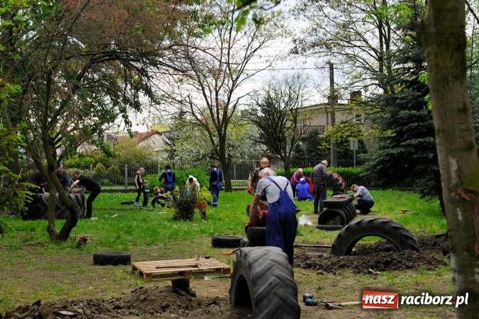 Zdjęcie w galerii na portalu naszraciborz.pl: Rodzicielska ekoakcja dla szkoły na Ostrogu wiadomości z regionu