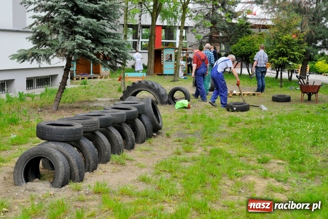 Zdjęcie w galerii na portalu naszraciborz.pl: Rodzicielska ekoakcja dla szkoły na Ostrogu wiadomości z regionu