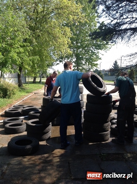 Zdjęcie w galerii na portalu naszraciborz.pl: Rodzicielska ekoakcja dla szkoły na Ostrogu wiadomości z regionu