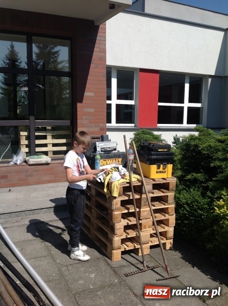 Zdjęcie w galerii na portalu naszraciborz.pl: Rodzicielska ekoakcja dla szkoły na Ostrogu wiadomości z regionu