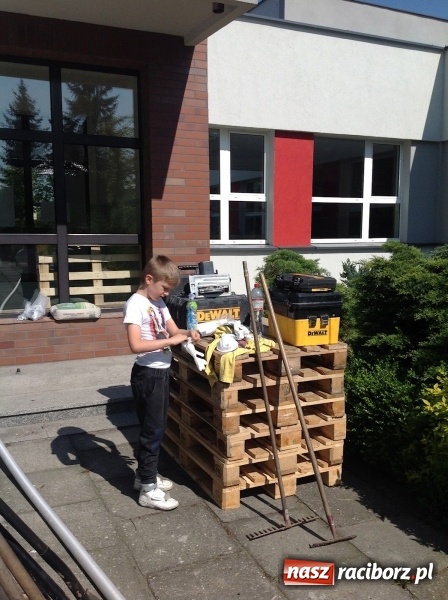 Zdjęcie w galerii na portalu naszraciborz.pl: Rodzicielska ekoakcja dla szkoły na Ostrogu wiadomości z regionu