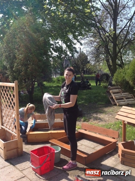 Zdjęcie w galerii na portalu naszraciborz.pl: Rodzicielska ekoakcja dla szkoły na Ostrogu wiadomości z regionu