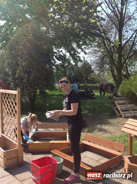 Zdjęcie w galerii na portalu naszraciborz.pl: Rodzicielska ekoakcja dla szkoły na Ostrogu wiadomości z regionu