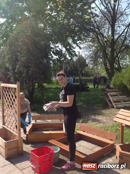 Zdjęcie w galerii na portalu naszraciborz.pl: Rodzicielska ekoakcja dla szkoły na Ostrogu wiadomości z regionu