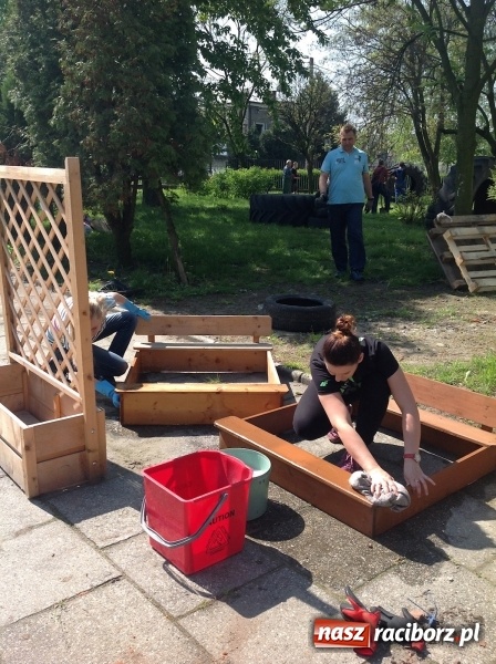 Zdjęcie w galerii na portalu naszraciborz.pl: Rodzicielska ekoakcja dla szkoły na Ostrogu wiadomości z regionu