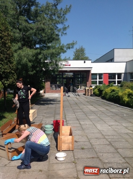 Zdjęcie w galerii na portalu naszraciborz.pl: Rodzicielska ekoakcja dla szkoły na Ostrogu wiadomości z regionu