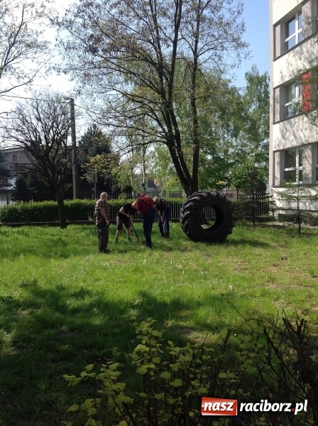 Zdjęcie w galerii na portalu naszraciborz.pl: Rodzicielska ekoakcja dla szkoły na Ostrogu wiadomości z regionu