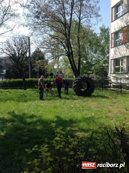 Zdjęcie w galerii na portalu naszraciborz.pl: Rodzicielska ekoakcja dla szkoły na Ostrogu wiadomości z regionu