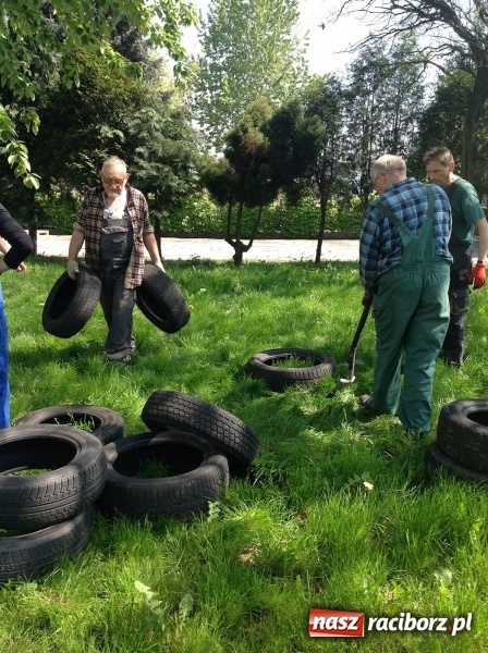 Zdjęcie w galerii na portalu naszraciborz.pl: Rodzicielska ekoakcja dla szkoły na Ostrogu wiadomości z regionu