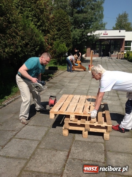 Zdjęcie w galerii na portalu naszraciborz.pl: Rodzicielska ekoakcja dla szkoły na Ostrogu wiadomości z regionu