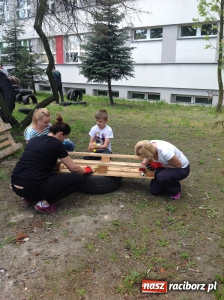 Zdjęcie w galerii na portalu naszraciborz.pl: Rodzicielska ekoakcja dla szkoły na Ostrogu wiadomości z regionu