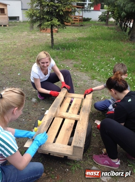 Zdjęcie w galerii na portalu naszraciborz.pl: Rodzicielska ekoakcja dla szkoły na Ostrogu wiadomości z regionu